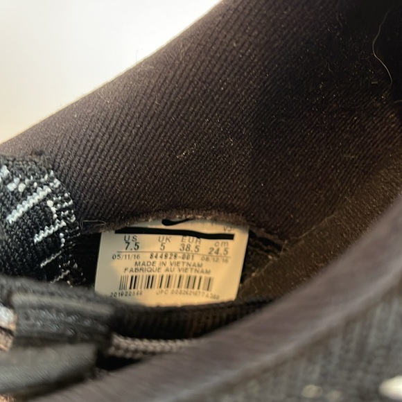 Nike Women’s Black Gray White Striped Sneakers 7 1/2 - Picture 9 of 9